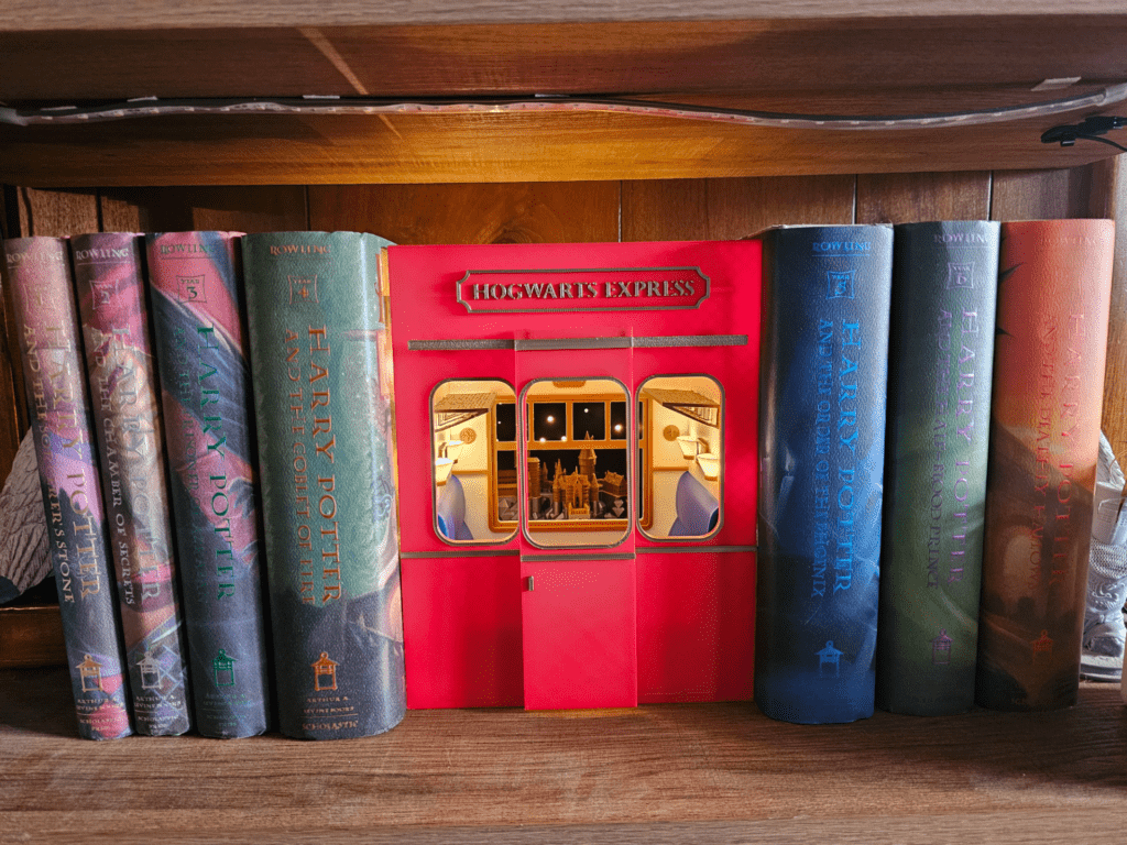 Кът за книги Хогуортс Експрес Кът за книги Хогуортс Експрес