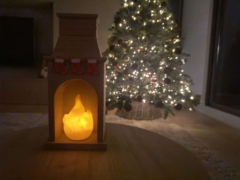 Коледна Камина с Чорапи Коледна Камина с Чорапи